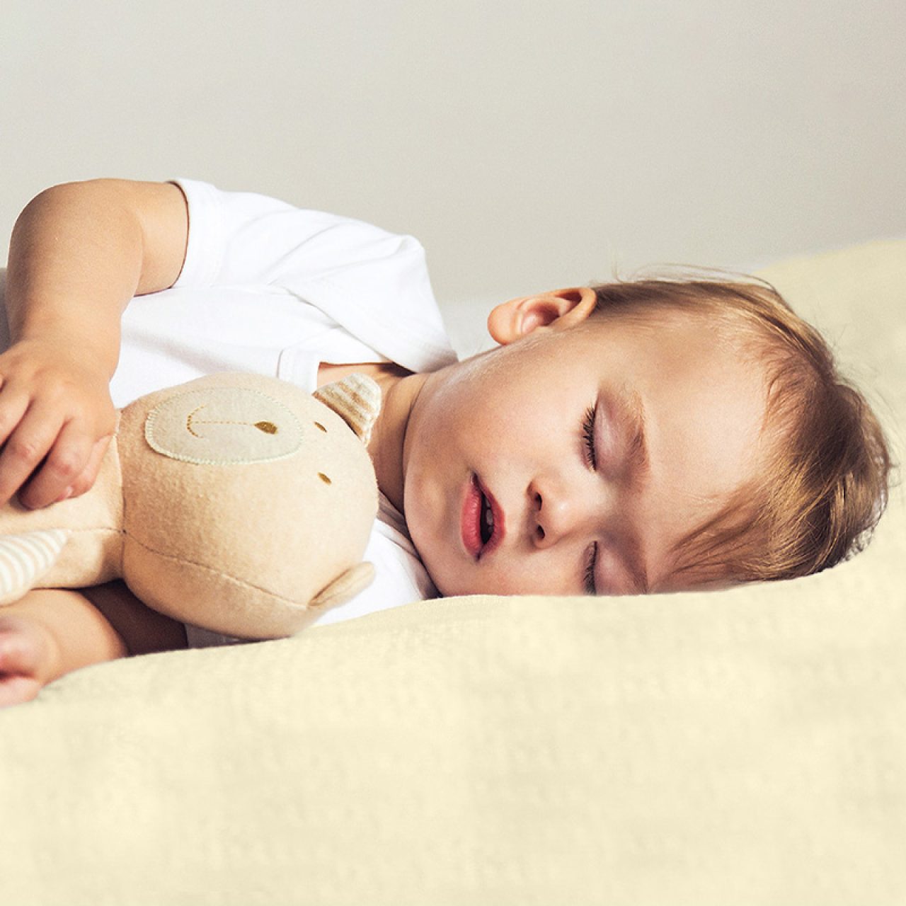 Детская простыня на резинке Трикотажная нежно-желтая