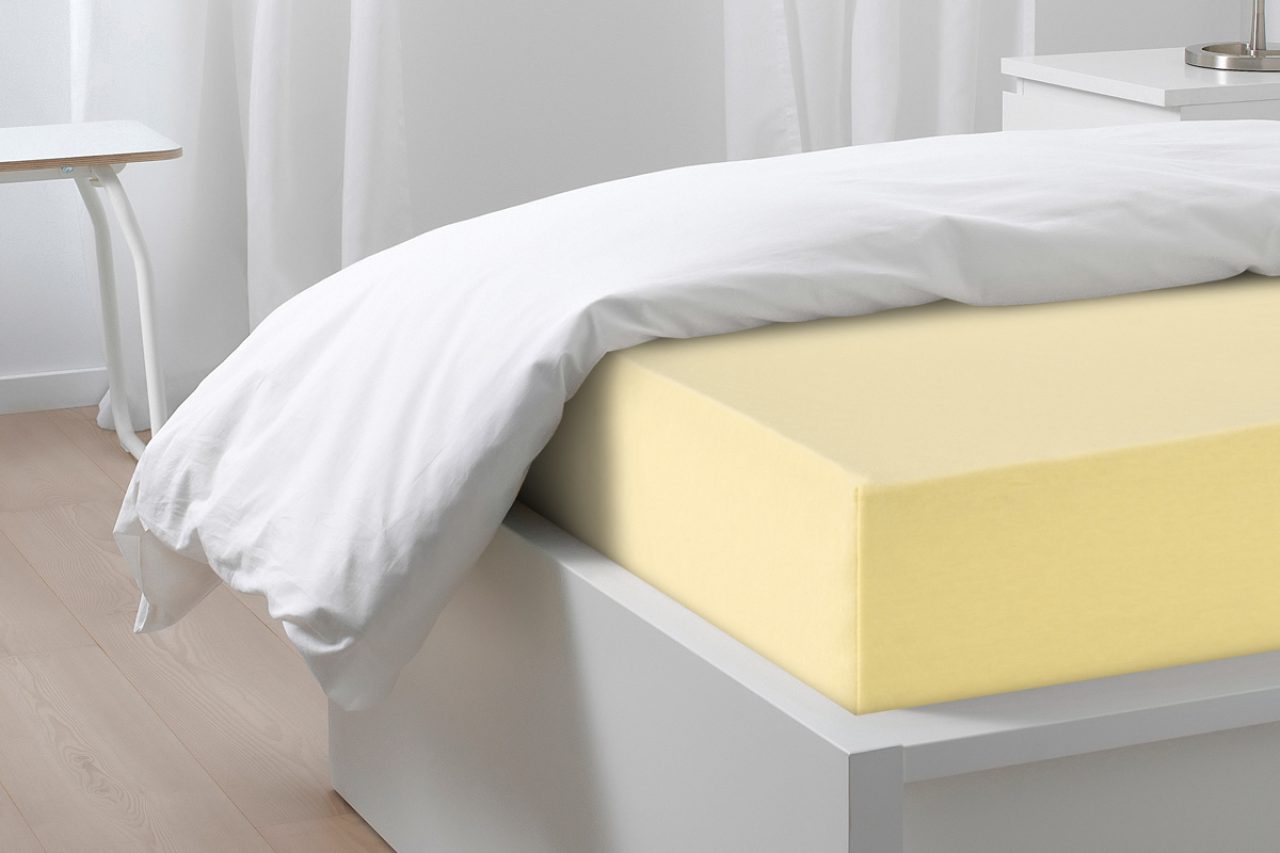 Простыня на резинке Трикотажная нежно-желтая