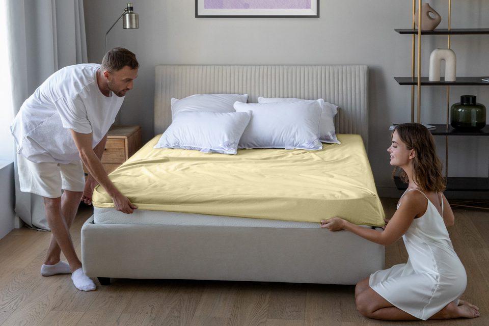 Простыня на резинке Трикотажная нежно-желтая